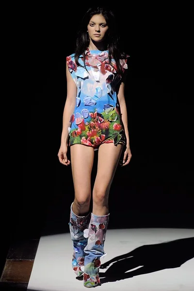 Look 16